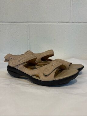 Clark’s Unstructured Women’s beige leather sandals wedge size 5M